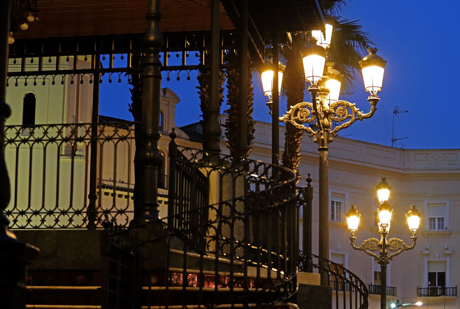 Dos de las farolas de la Plaza de las Monjas que tendrán nueva iluminación.