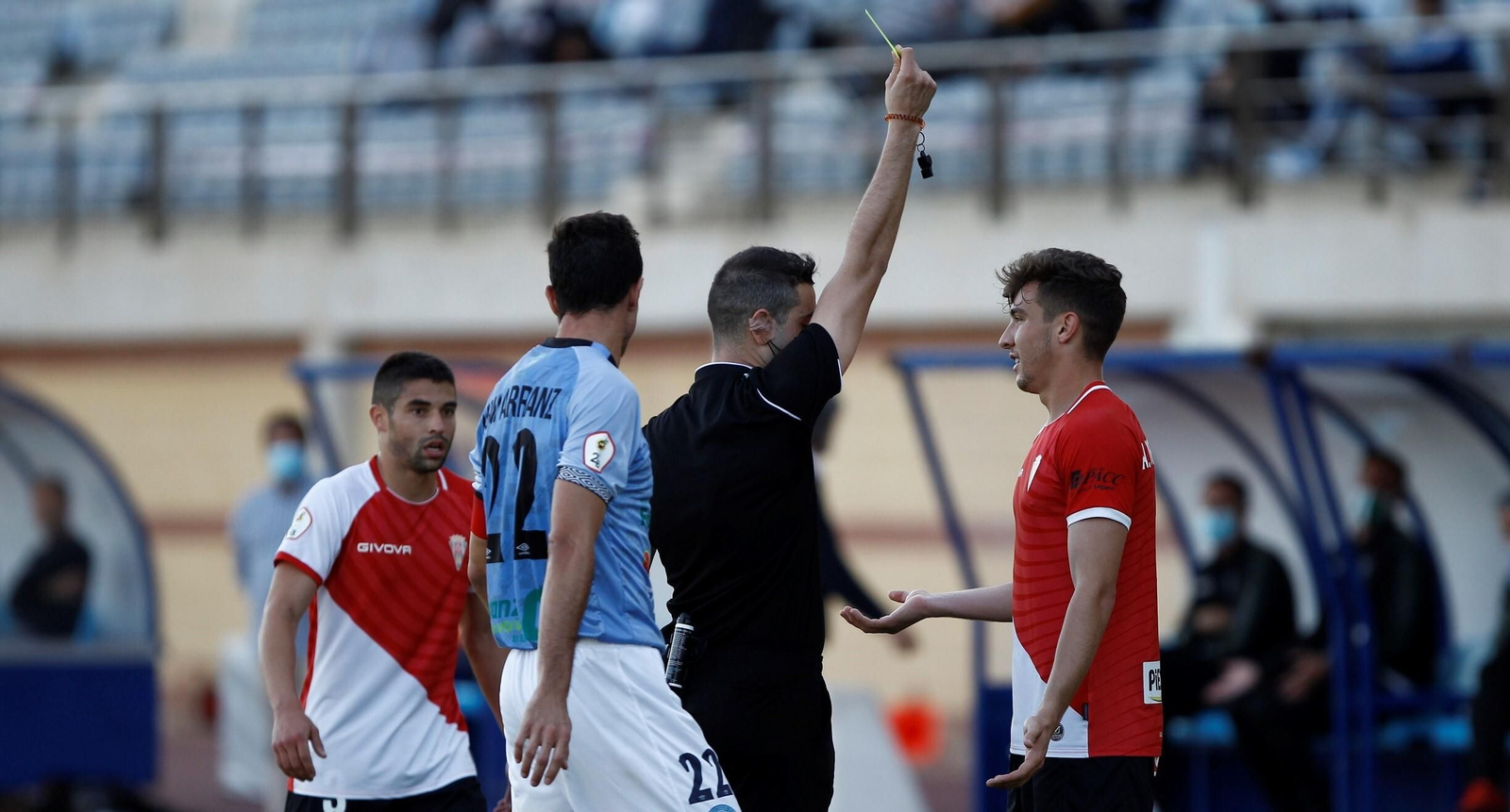 Rodríguez Carpallo muestra la amarilla a Alberto del Moral ante El Ejido.