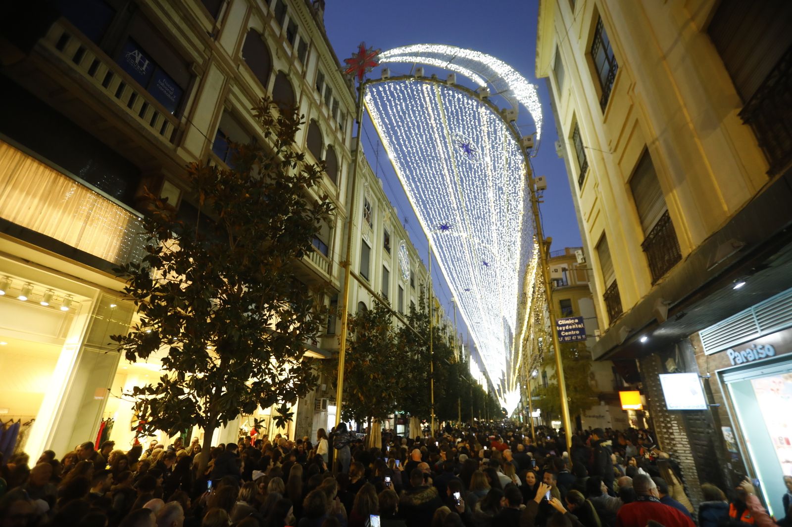 El encendido del espectáculo navideño de la calle Cruz Conde de Córdoba, en imágenes