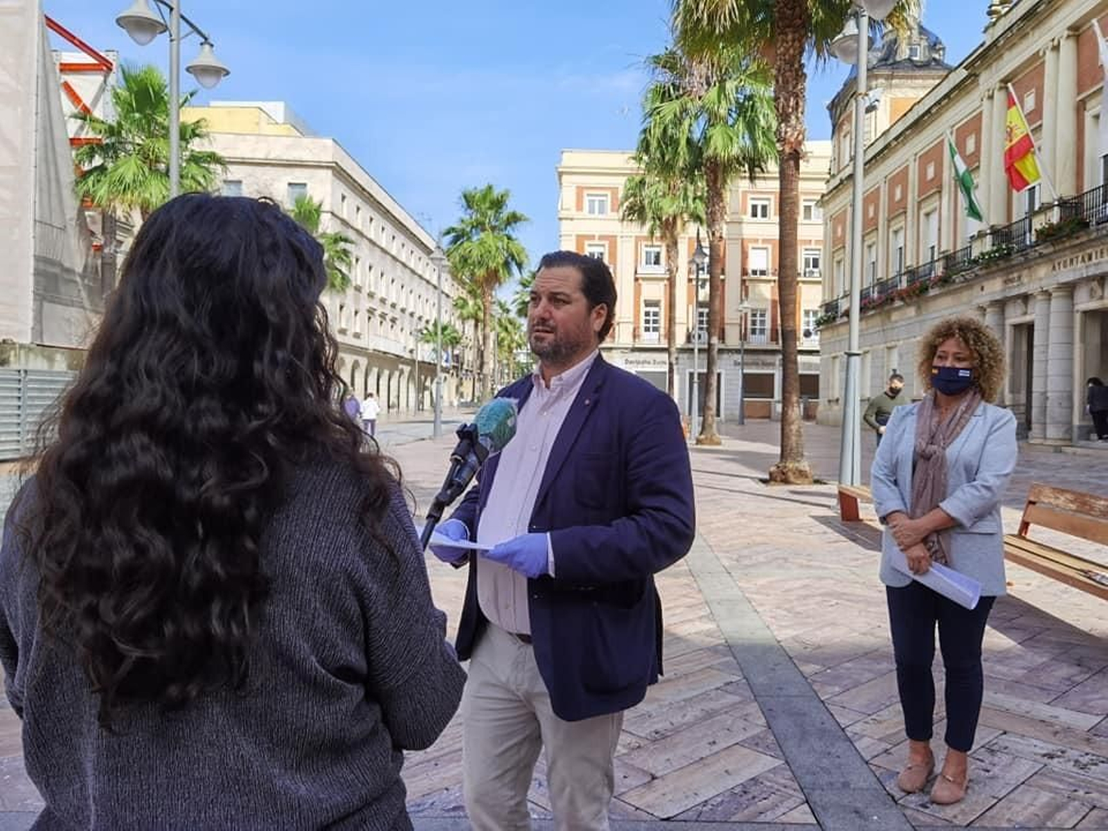 Jaime Pérez y Pilar Marín ante el Ayuntamiento.