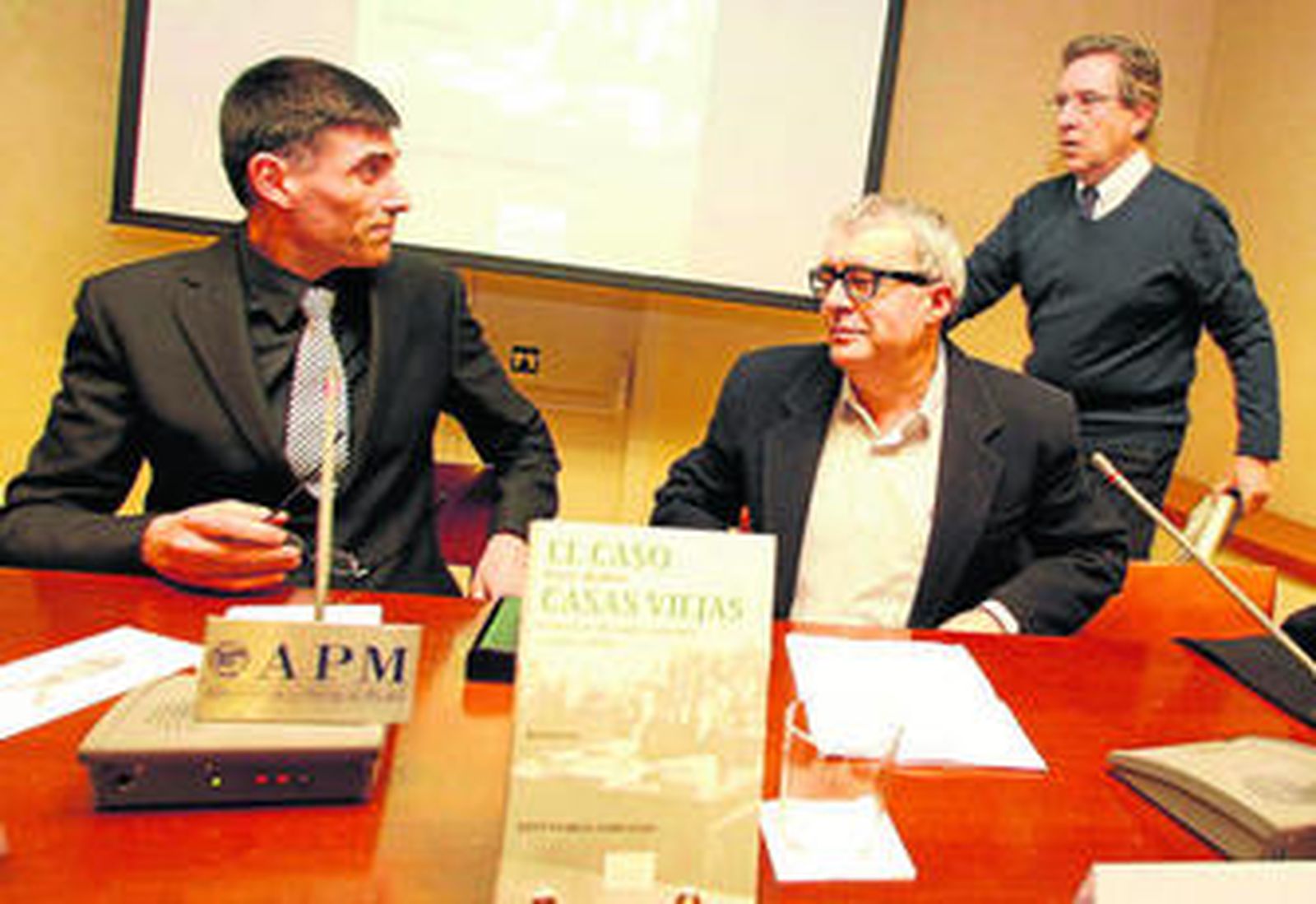 Tano Ramos, sentado a la derecha, espera el comienzo del acto de presentación de su libro ayer en Madrid.