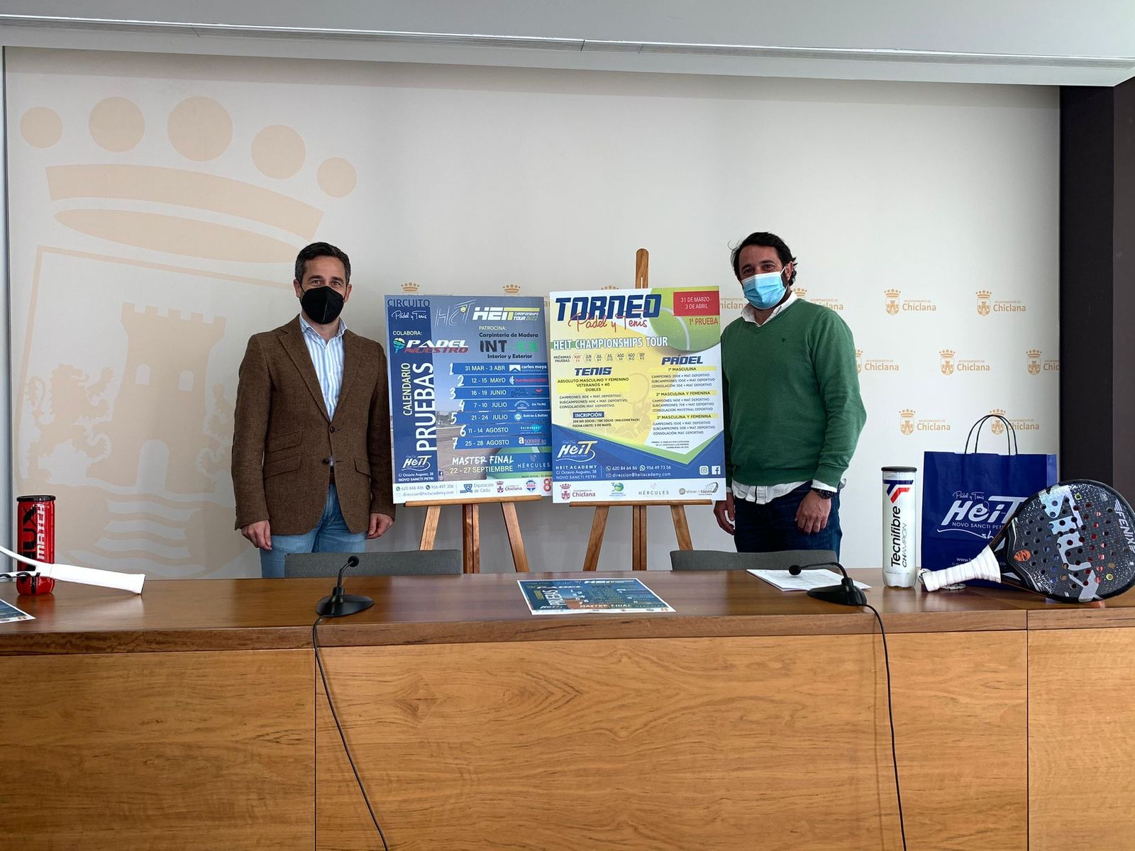 José Manuel Vera y Nacho Rodríguez junto a los carteles del circuito.