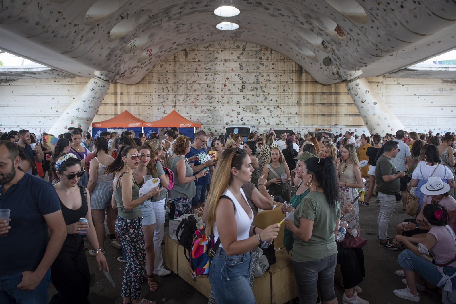 Calor y buen ambiente en la entrada del concierto de Manuel Carrasco