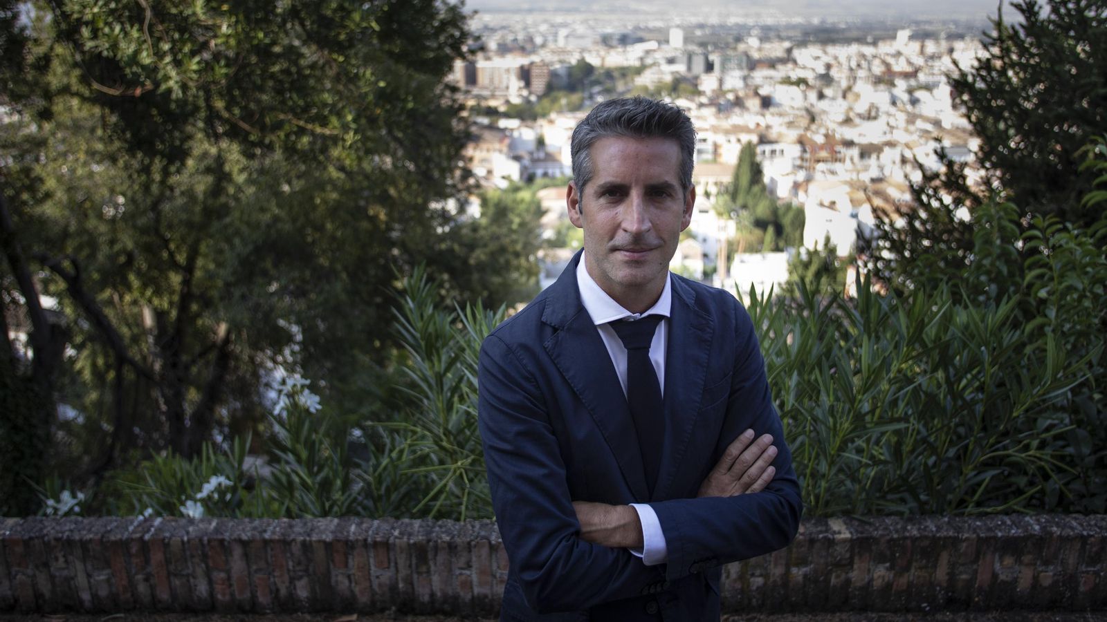 El artista onubense posa frente a las vistas de Granada.