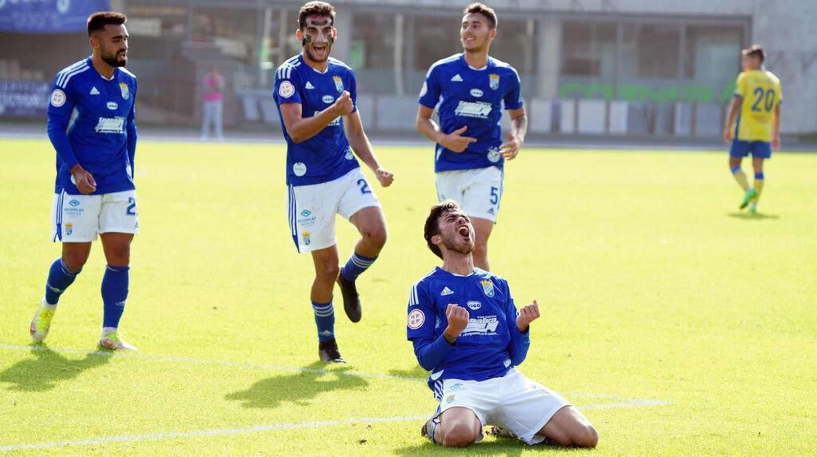 Jesús Parada celebra su gol al Conil, en la última victoria del Xerez CD como local.