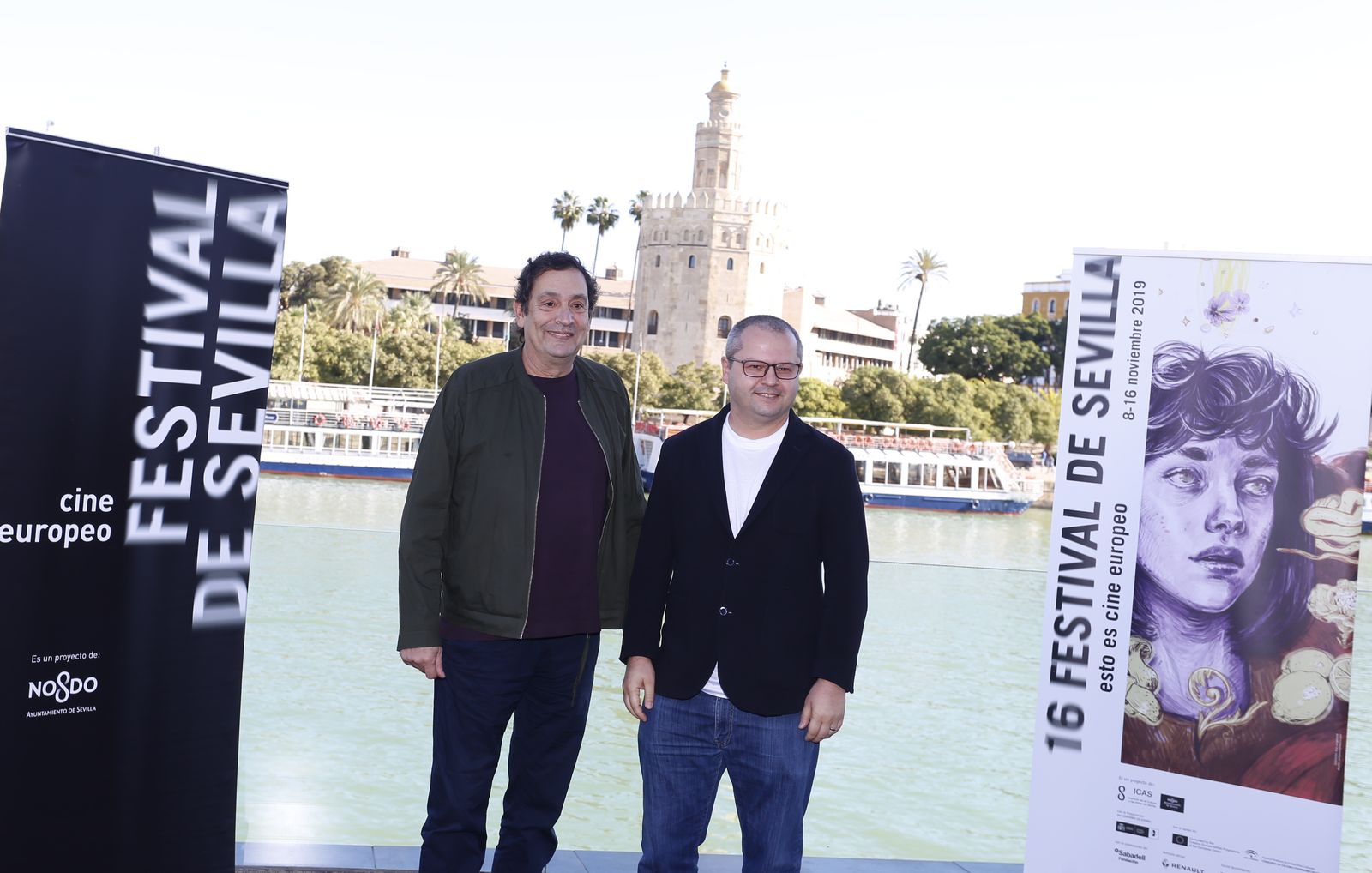 Corneliu Porumboiu y Agustí Villaronga ante la Torre del Oro.