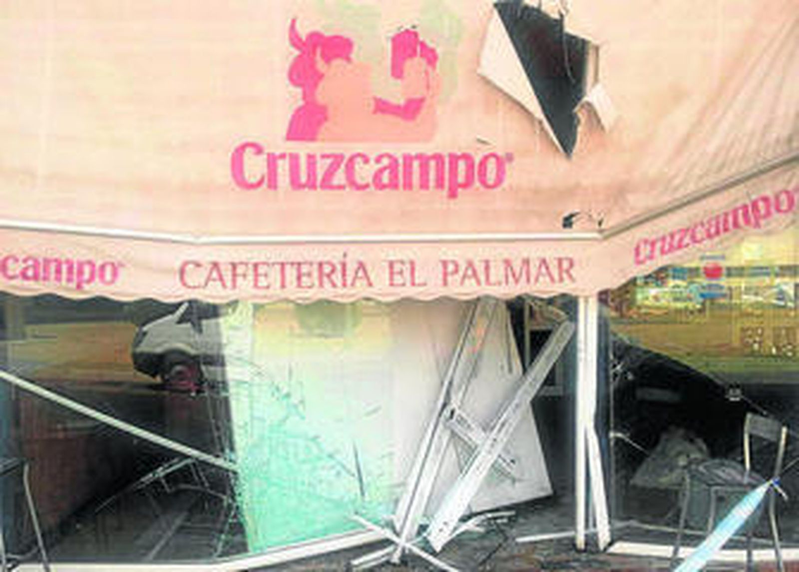 Este es el estado en el que quedó el cristal blindado del establecimiento, tras sufrir el impacto del vehículo.