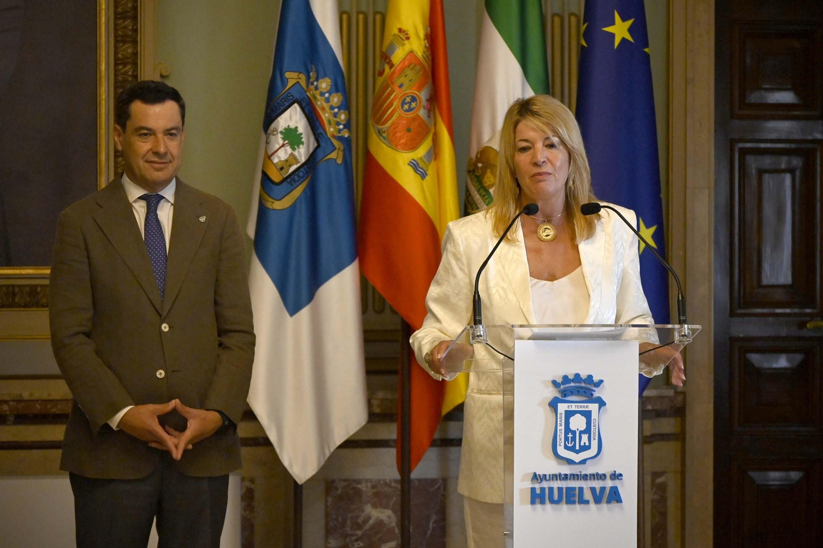 Visita de Juanma Moreno al Ayuntamiento de Huelva, en Imágenes