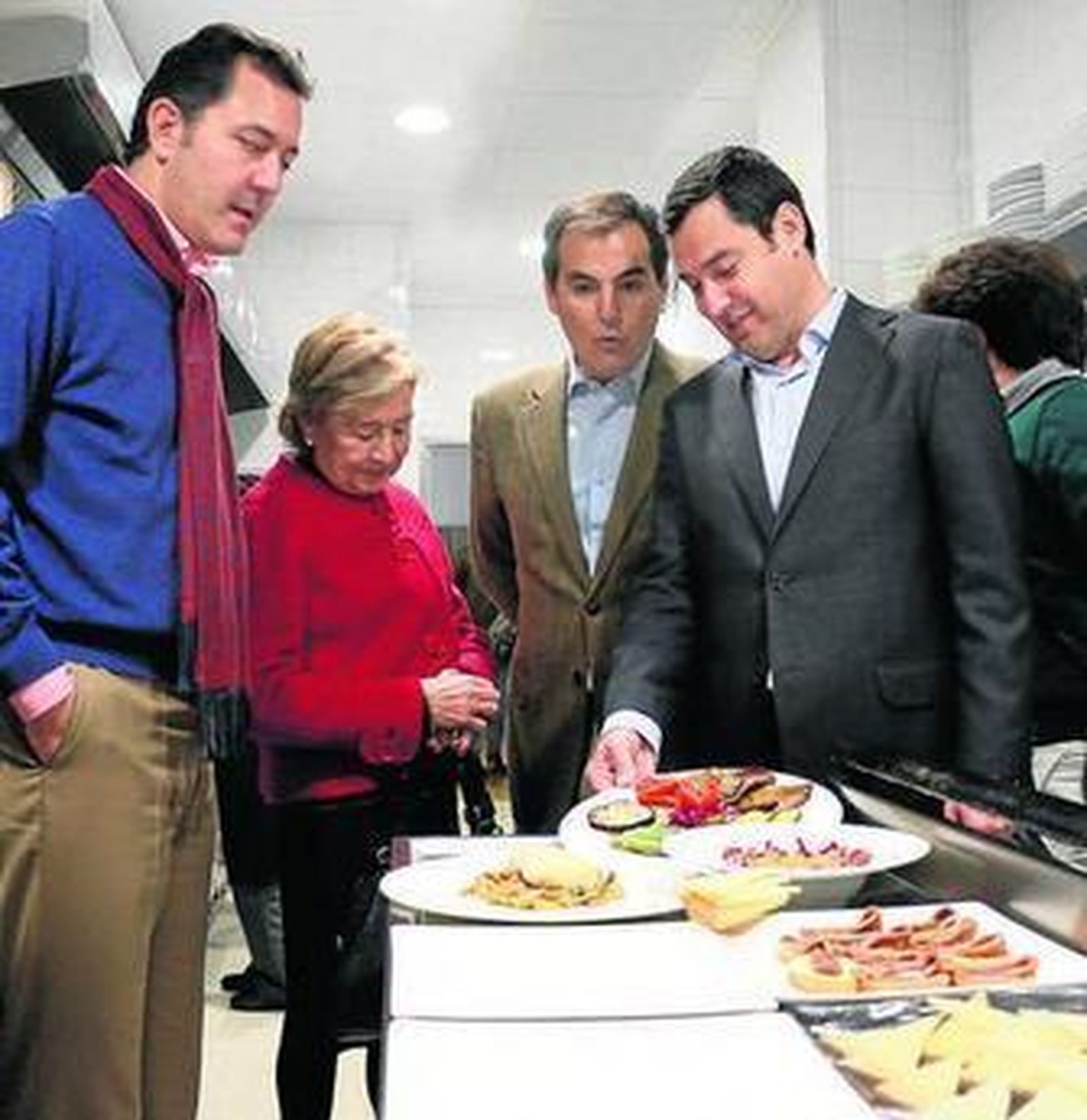 Moreno, Nieto y Vallecillo, ayer, en el restaurante de Cáritas.