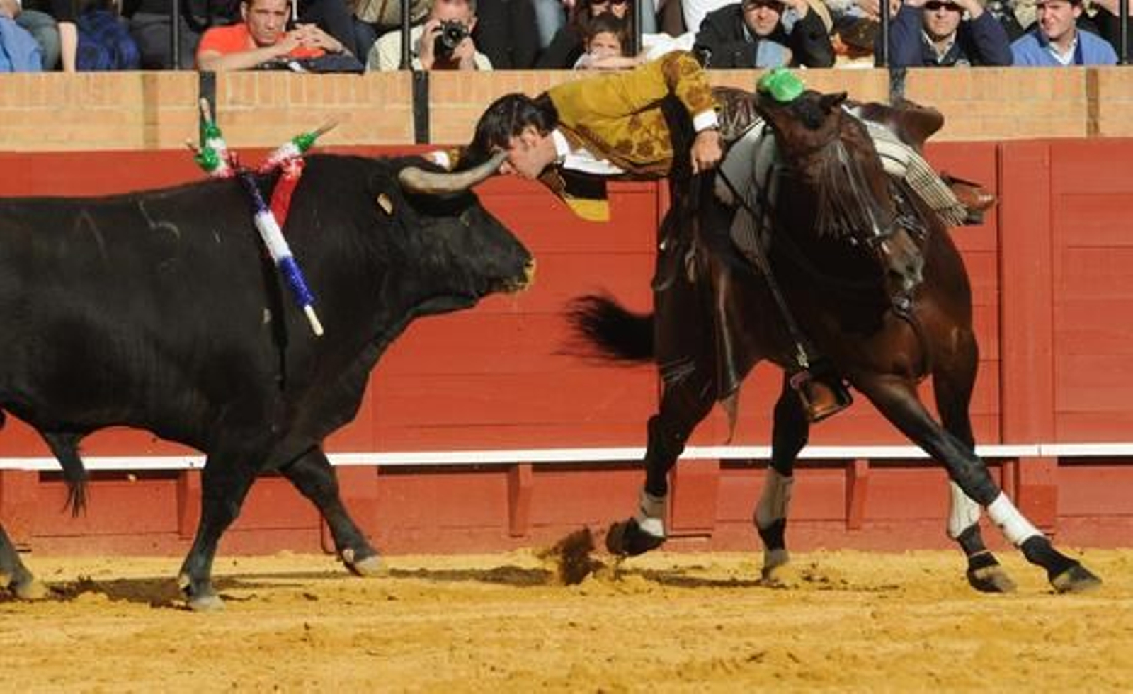 Diego Ventura en plena faena con el segundo astado.

Foto: Juan Carlos Vazquez