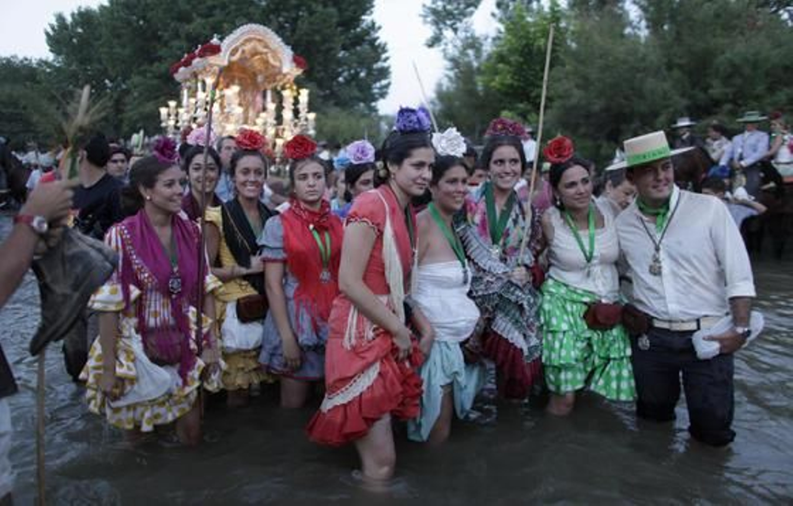 La Hermandad de Triana protagoniza con cientos de peregrinos el multitudinario rito.

Foto: Antonio Pizarro