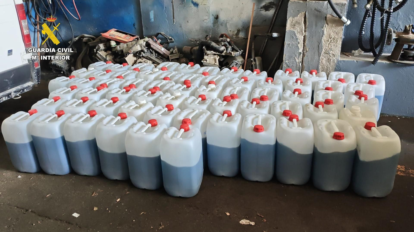 Garrafas de combustible intervenidas por la Guardia Civil