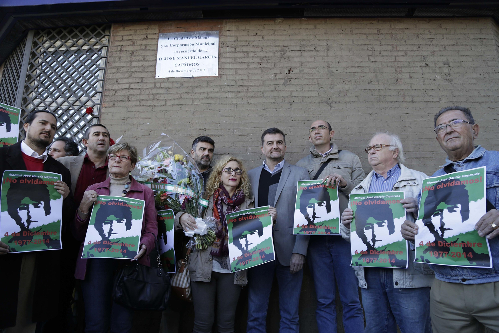 Homenaje a García Caparrós junto a su placa en la Alameda de Colón.