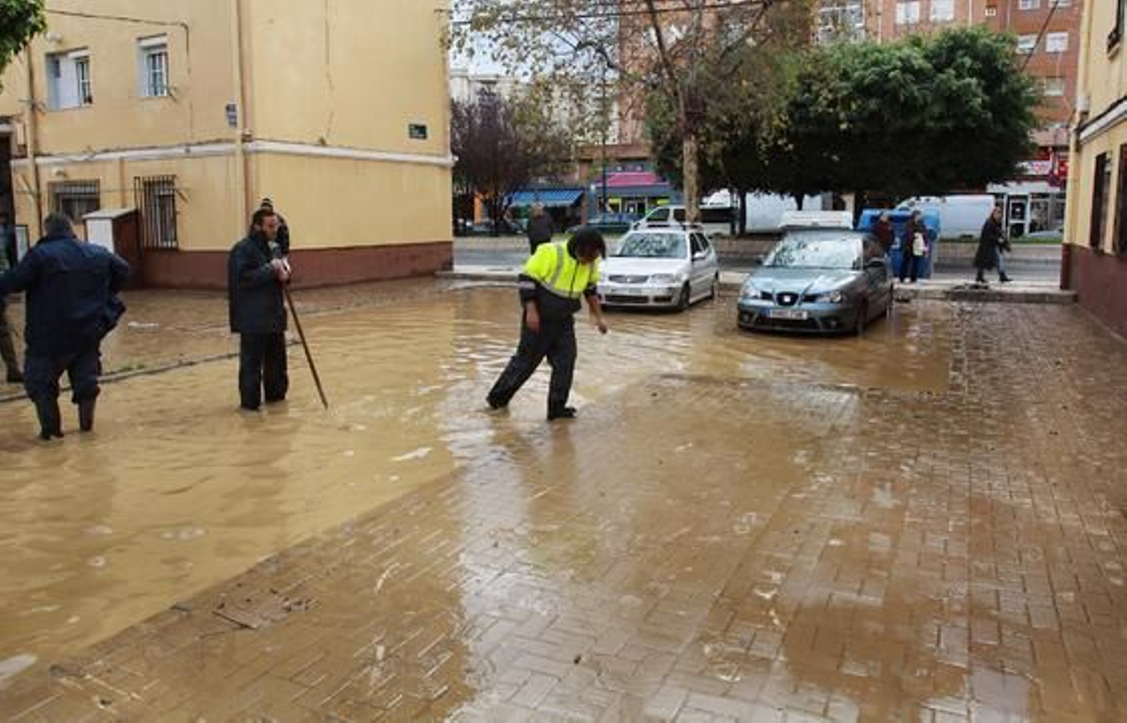 Las fuertes precipitaciones de esta mañana causaron inundaciones en calles, viviendas y garajes

Foto: Migue Fernandez