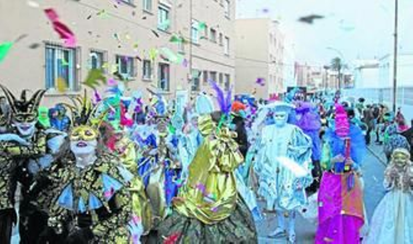 Las máscaras del Carnaval de Venecia llenan las calles de Tarifa