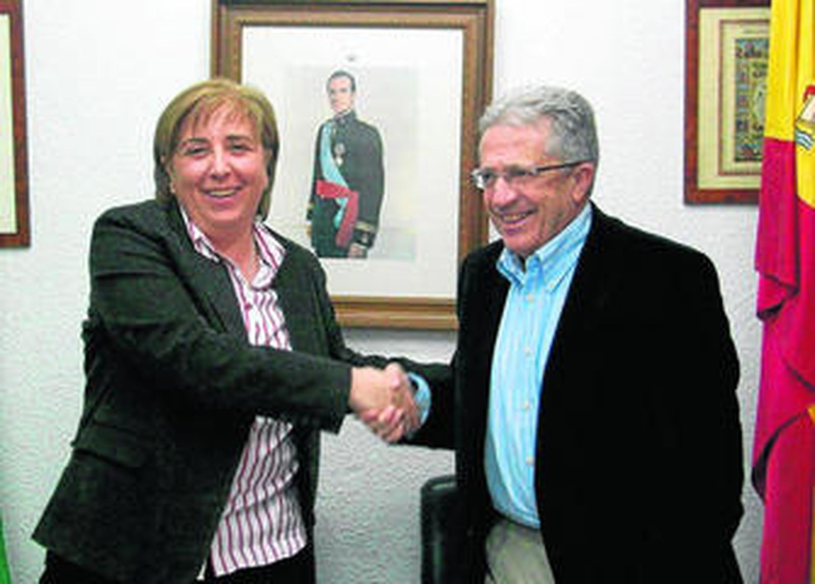 La alcaldesa de Antas, Isabel Belmonte, y el delegado de Salud, Manuel Lucas.