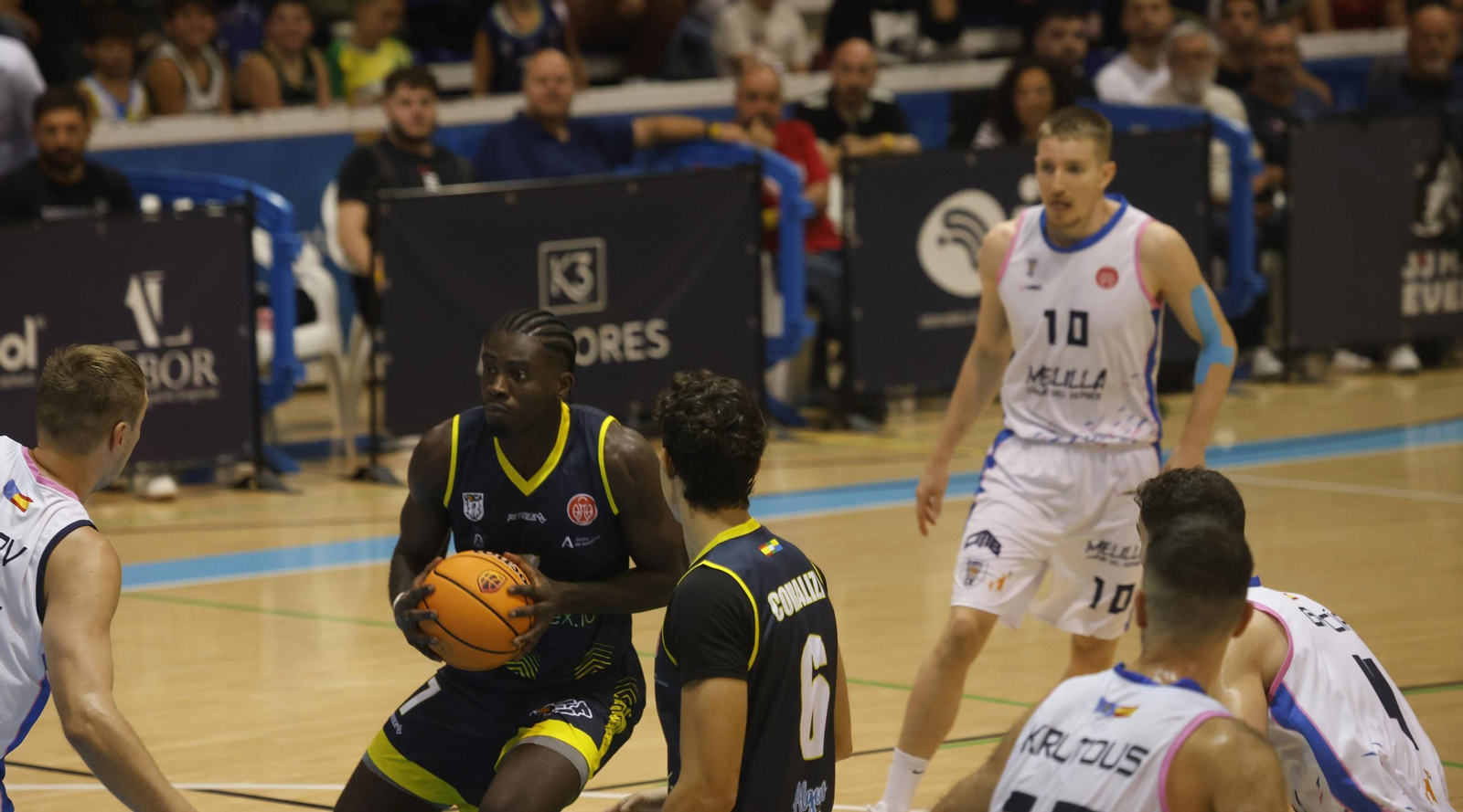 Las fotos del Udea Algeciras - Baloncesto Melilla de la Segunda FEB