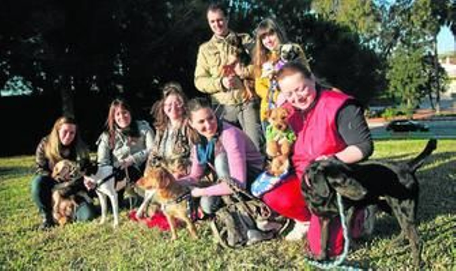 Los socios de Huellas Gaditanas y sus perros de acogida, ayer en el parque Betty de Los Barrios.