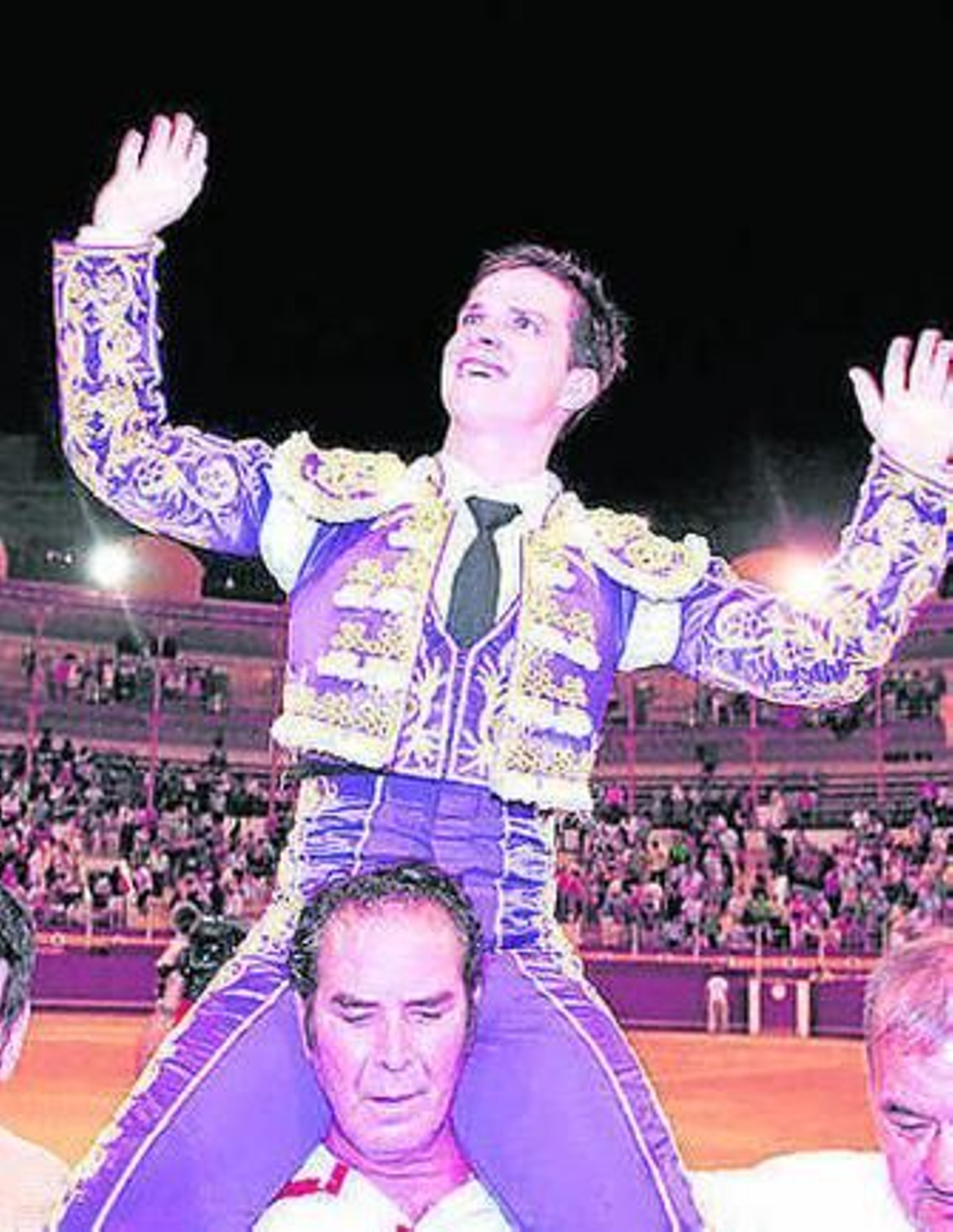 El Juli saliendo a hombros.