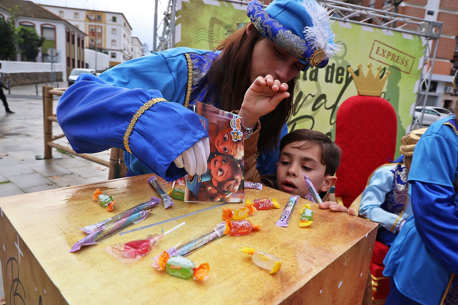 Los Pajes Reales recogen las cartas de los más pequeños en la Plaza Houston