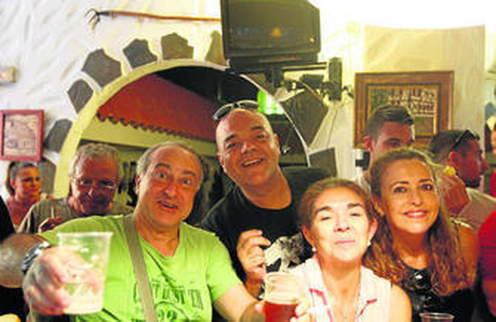 Centenares de personas, entre habituales clientes y aquellos que se estrenaban se dieron cita en el evento.