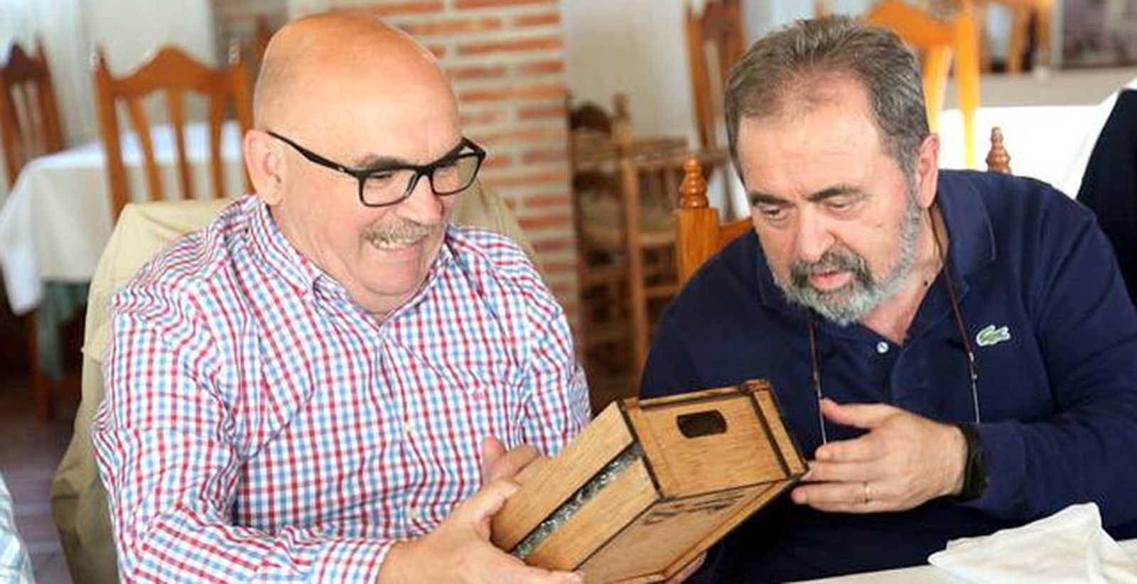 Pepe Melero recibe su distinción del presidente del Grupo Gastronómico Gaditano, Pepe Pérez Moreno.
