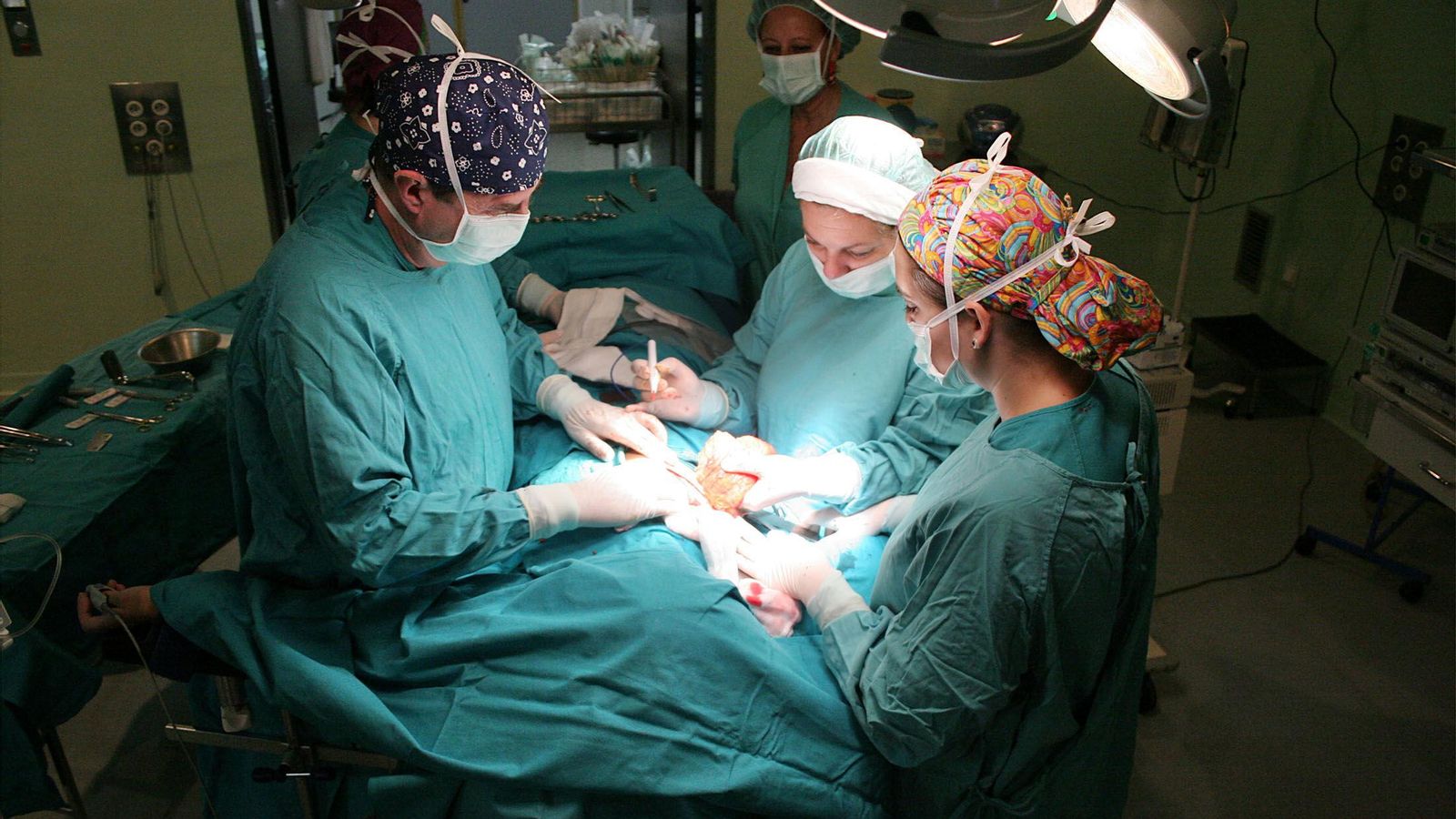Un equipo de cirujanos durante una intervención.