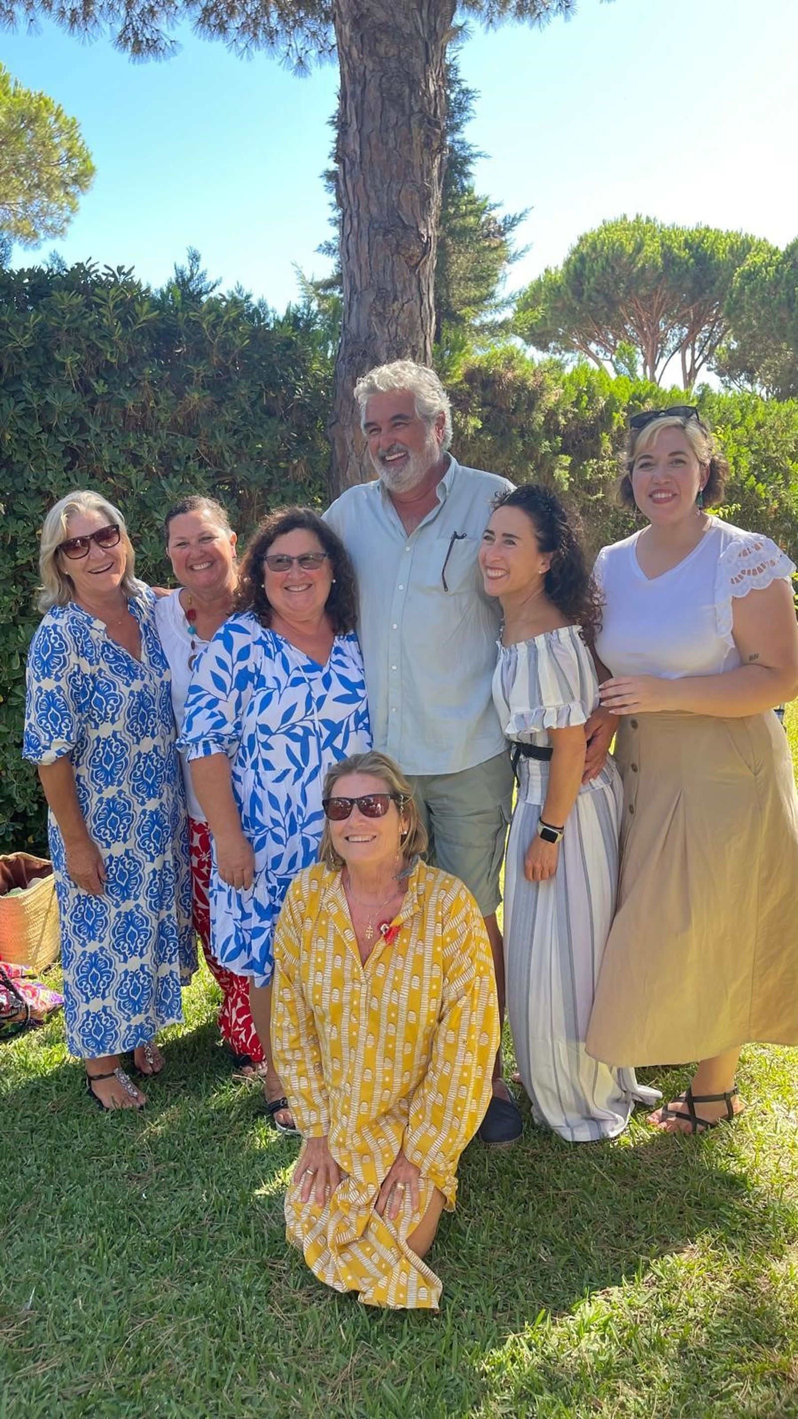 Clara, Teresita y Selin Suárez con Llylly y Begoña Grosso, Juanma Sánchez del Pozo y Clara White.