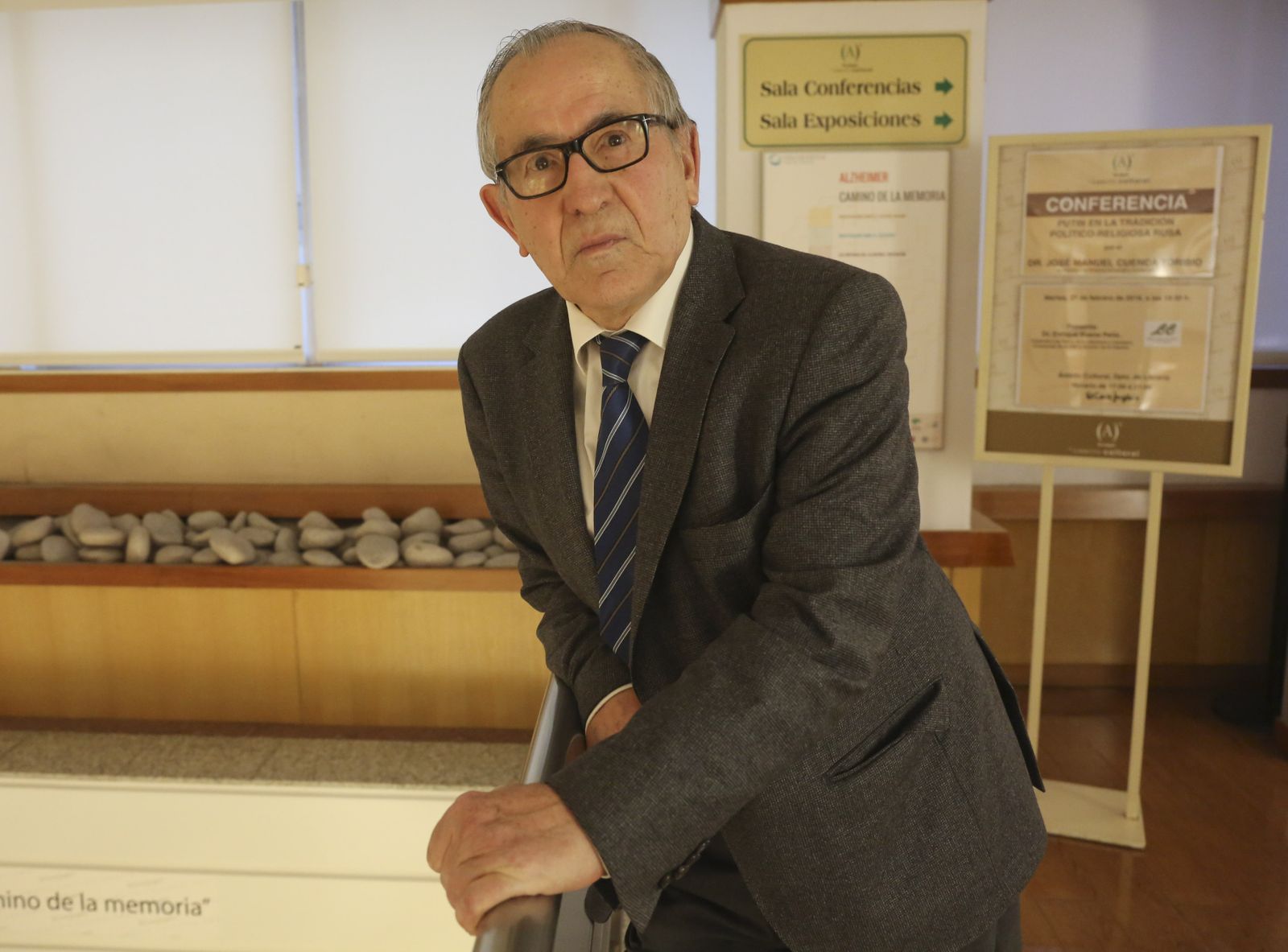 El historiador José Manuel Cuenca Toribio antes de la coferencia.