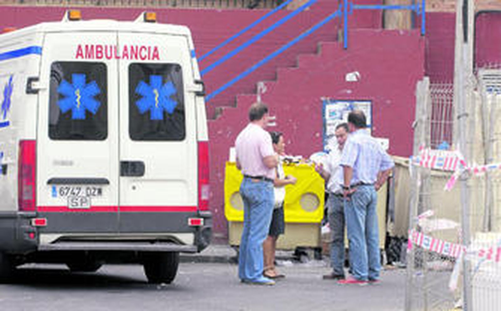 Una ambulancia, ayer, en la puerta del mercado de la Encarnación.