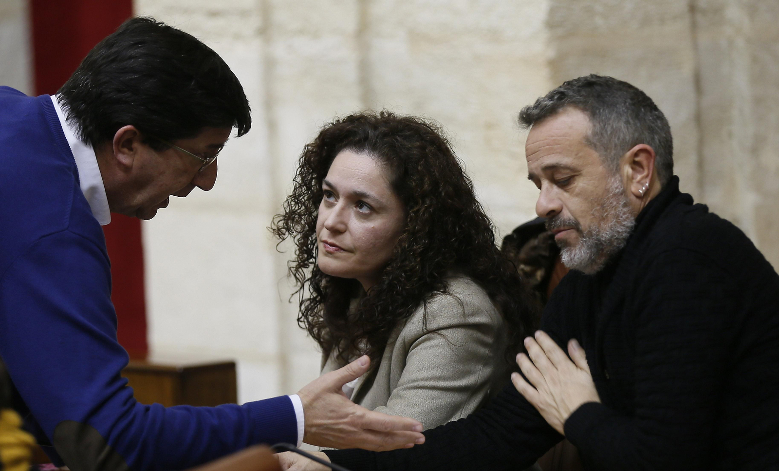 El portavoz de Ciudadanos, Juan Marín, conversa con los diputados de IU Inmaculada Nieto y José Antonio Castro.