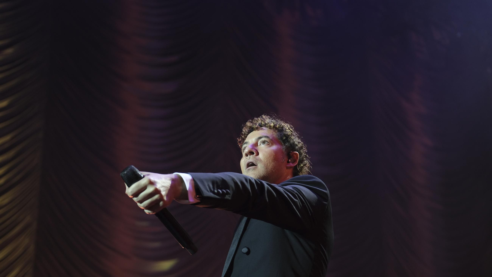 David Bisbal enamora a su Almería en el inicio de la gira 'Todo es Posible en Navidad', en fotografías