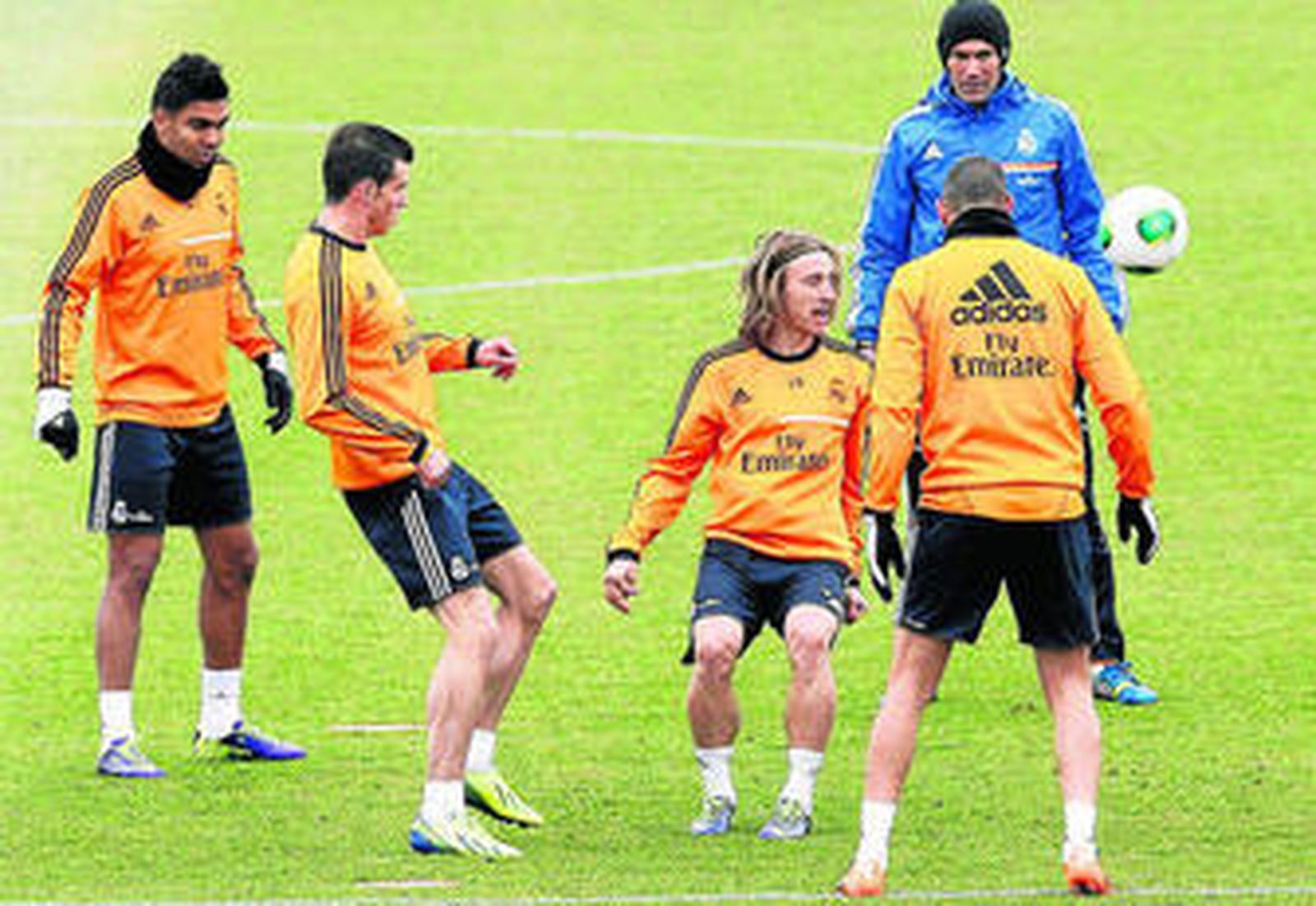 Casemiro, Bale, Modric y Benzema tocan el balón bajo la mirada de Zidane.