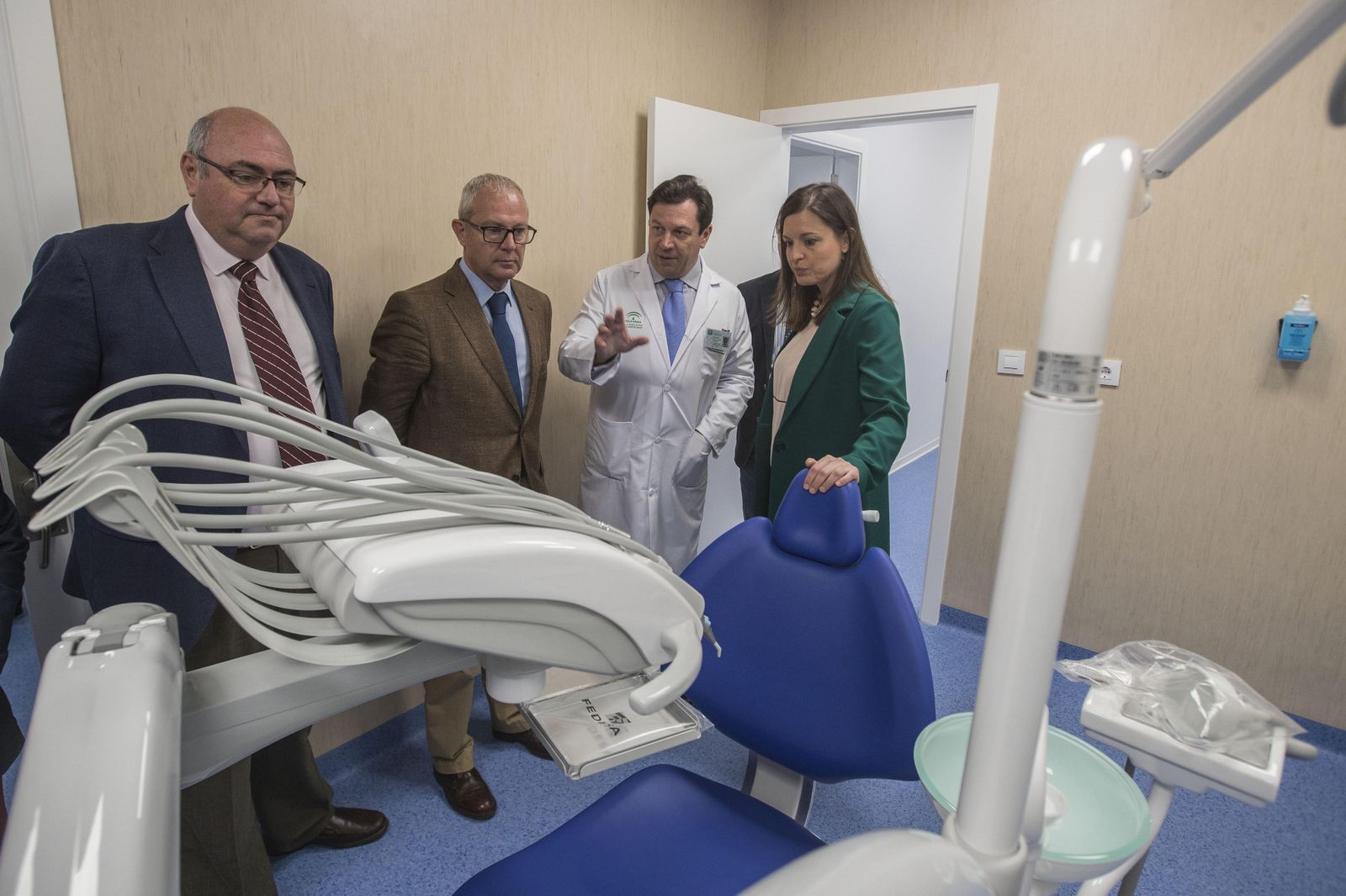 El gerente, Fernando Forja, explica al delegado del gobierno, Juan Luis Belizón, y a la alcaldesa, Patricia Cavada, el funcionamiento del nuevo servicio.