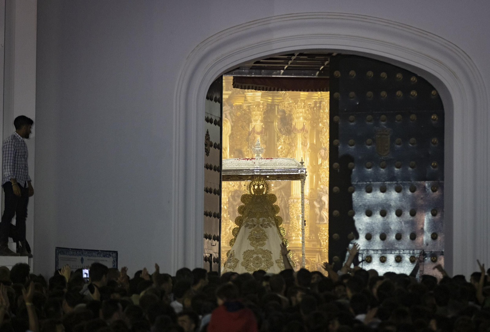 La Virgen del Rocío entrando de forma precipitada en el santuario tras la rotura del nuevo paso en 2022.