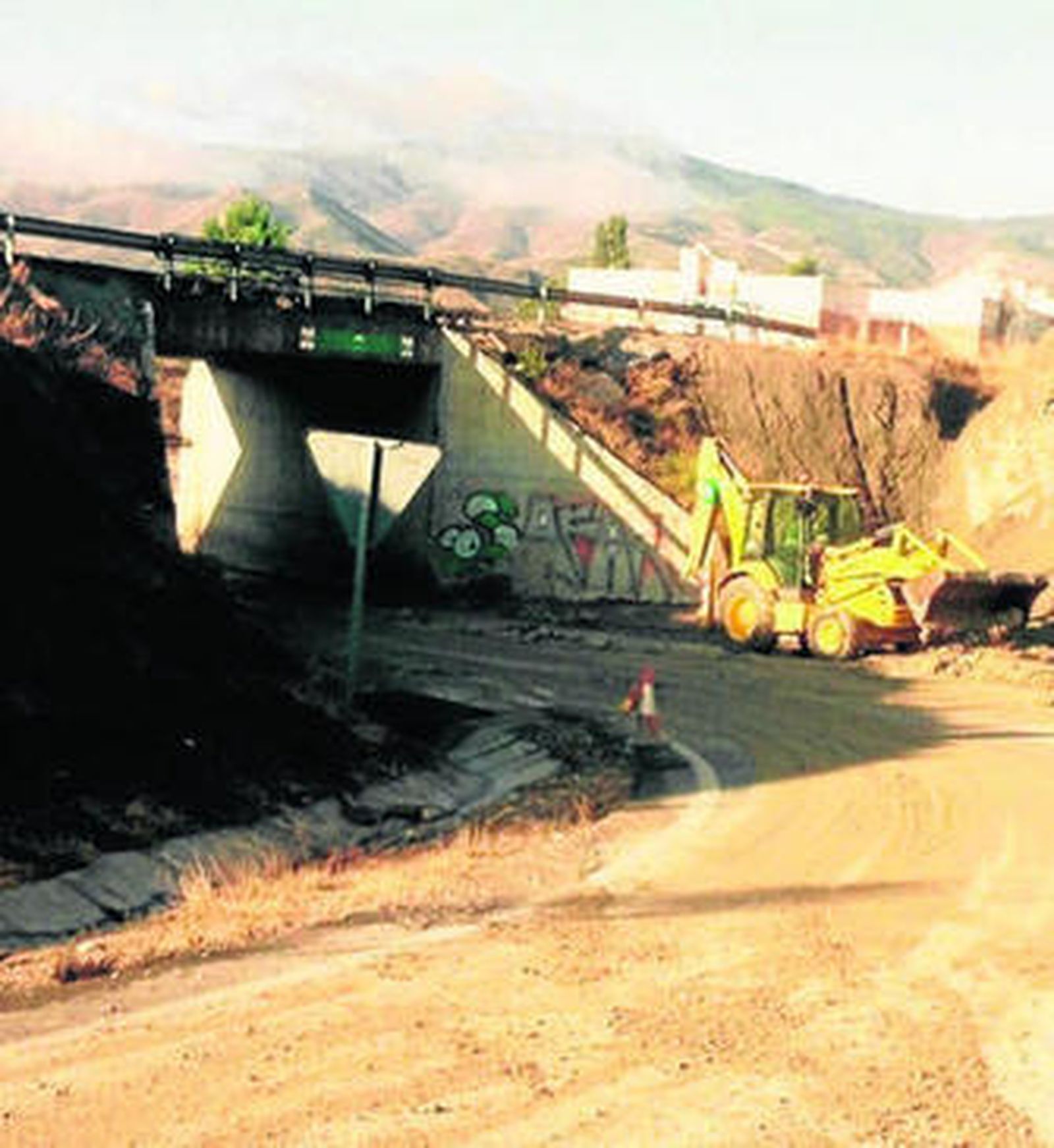 Obras en uno de los puentes de Olula del Río tras las lluvias de esta semana.