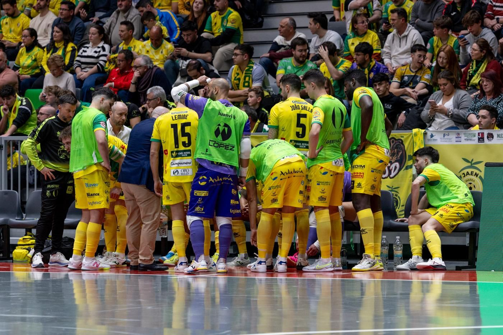 El éxtasis de la victoria copera del Jaén Paraíso Interior FS sobre el Barça, en imágenes