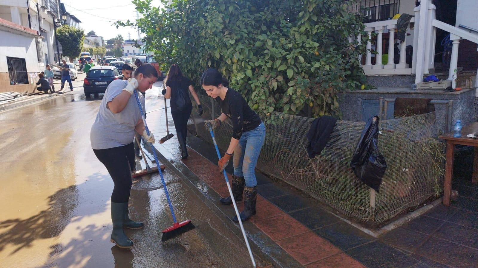 Los voluntarios de la DANA: decenas de personas limpian las calles de Benamargosa (fotos)