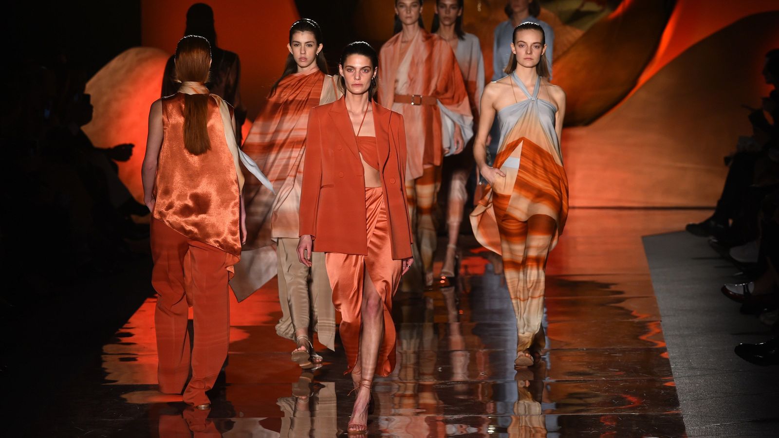 Momento del desfile de las propuestas sensuales y dinámicas de Pedro del Hierro.