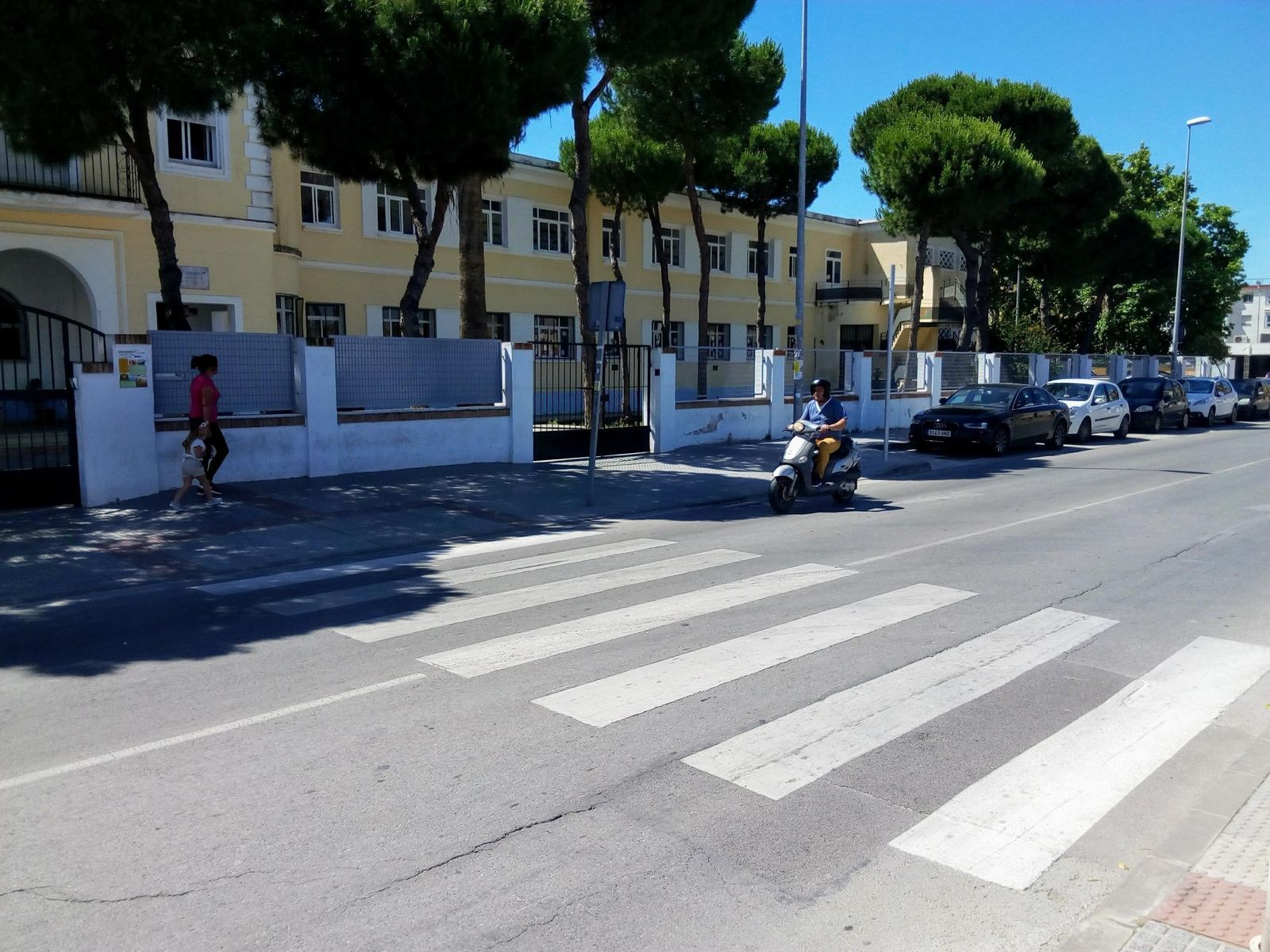 El paso de peatones de la avenida de Huelva, en Sanlúcar, donde tuvo lugar el atropello.