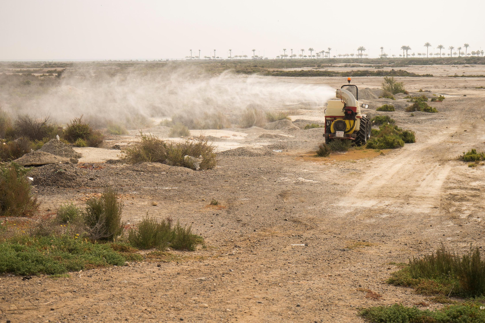Imagen de archivo de labores de fumigación en Roquetas.