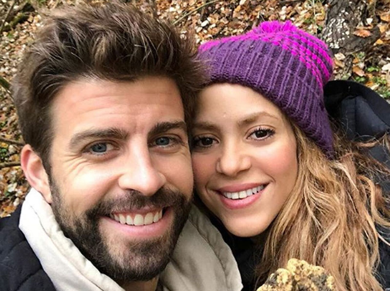 Piqué y Shakira, en un posado risueño: una pareja feliz hasta que el futbolista ha dinamitado la relación.