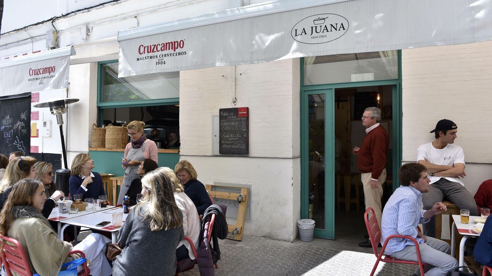 La terraza, muy cerca  de la Iglesia de San Sebastián, donde La Paz aguarda el momento de su salida.