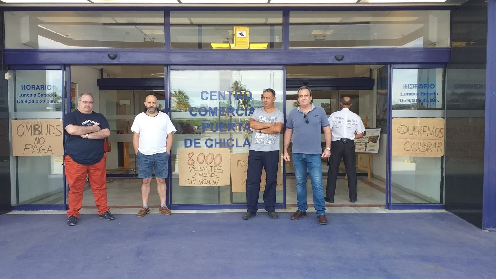 Vigilantes de seguridad protestan en su puesto de trabajo