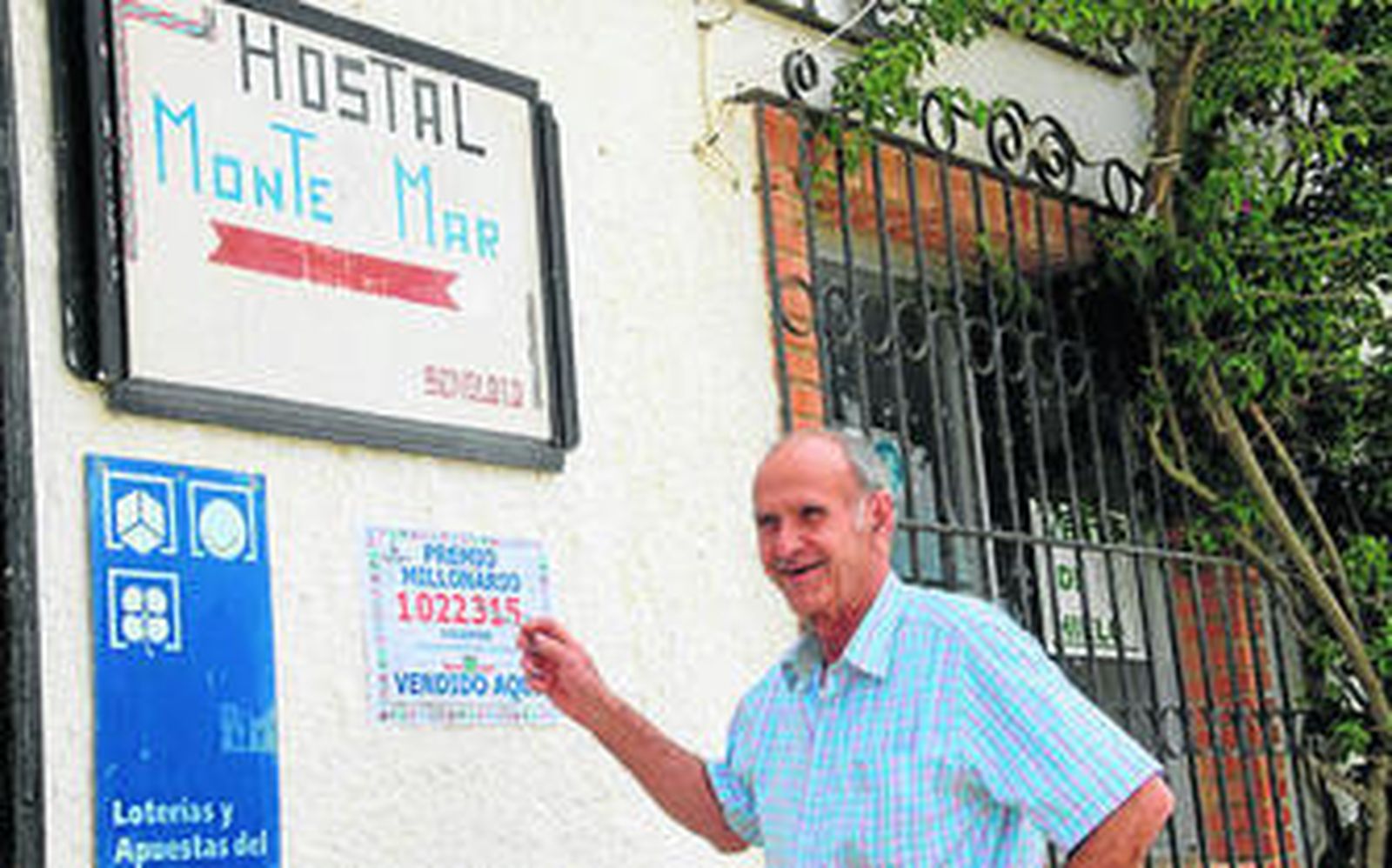 Antonio García, comparte el punto de venta de loterías con la recepción del hostal que tiene con su hijo.