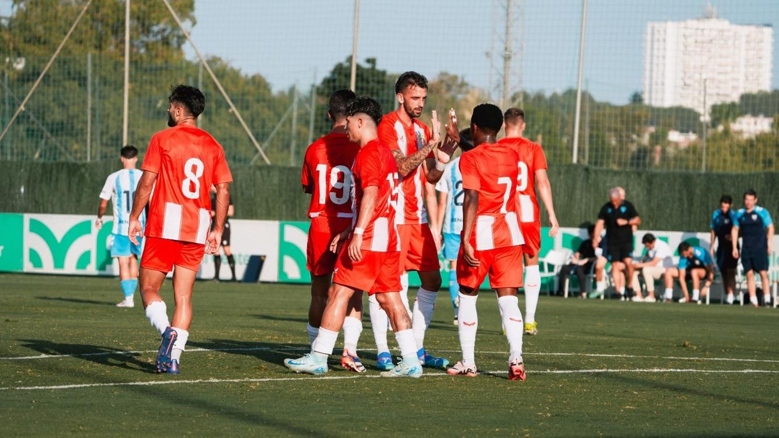 Los jugadores rojiblancos celebran el gol de Centelles.