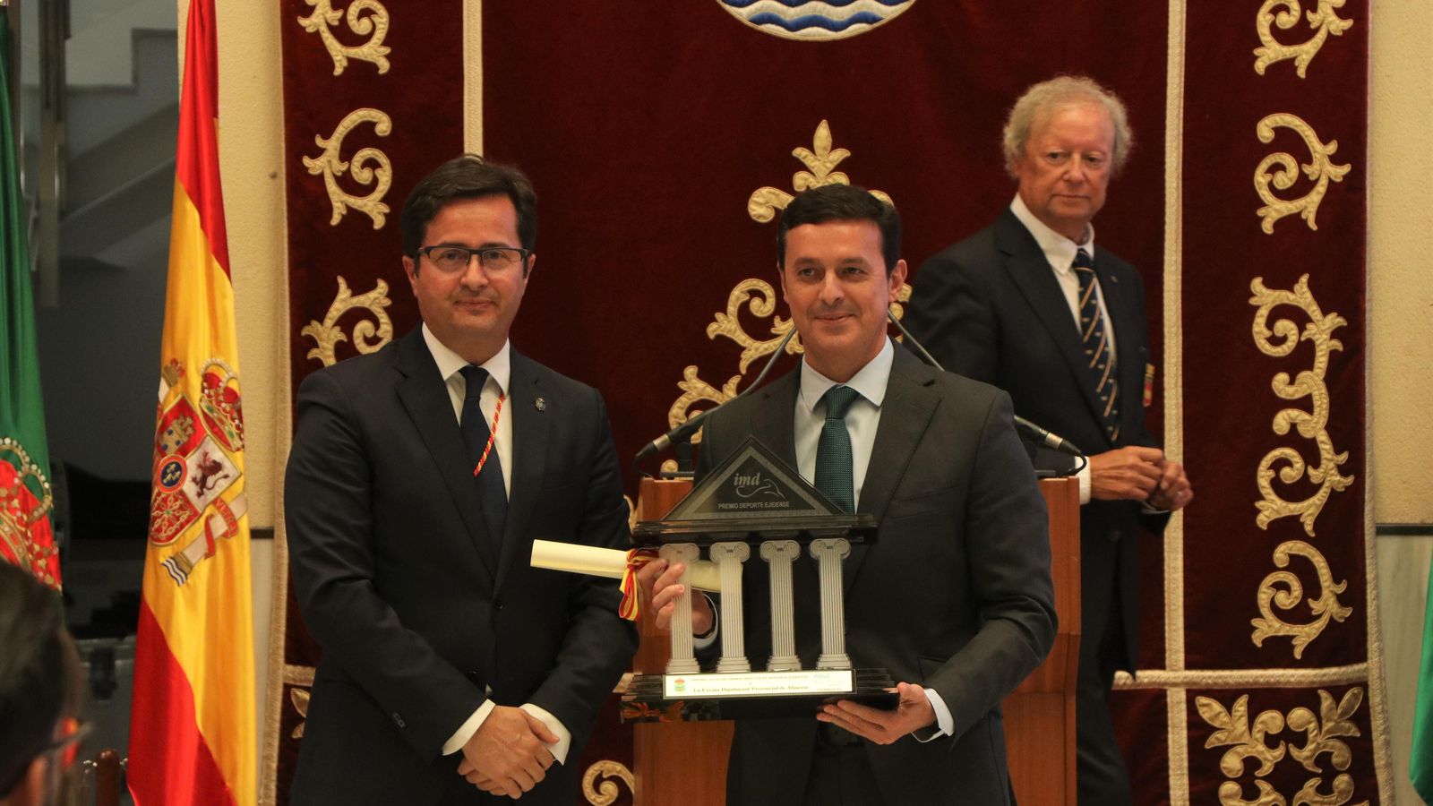 Francisco Góngora hizo entrega de uno de los premios del deporte al presidente de la Diputación