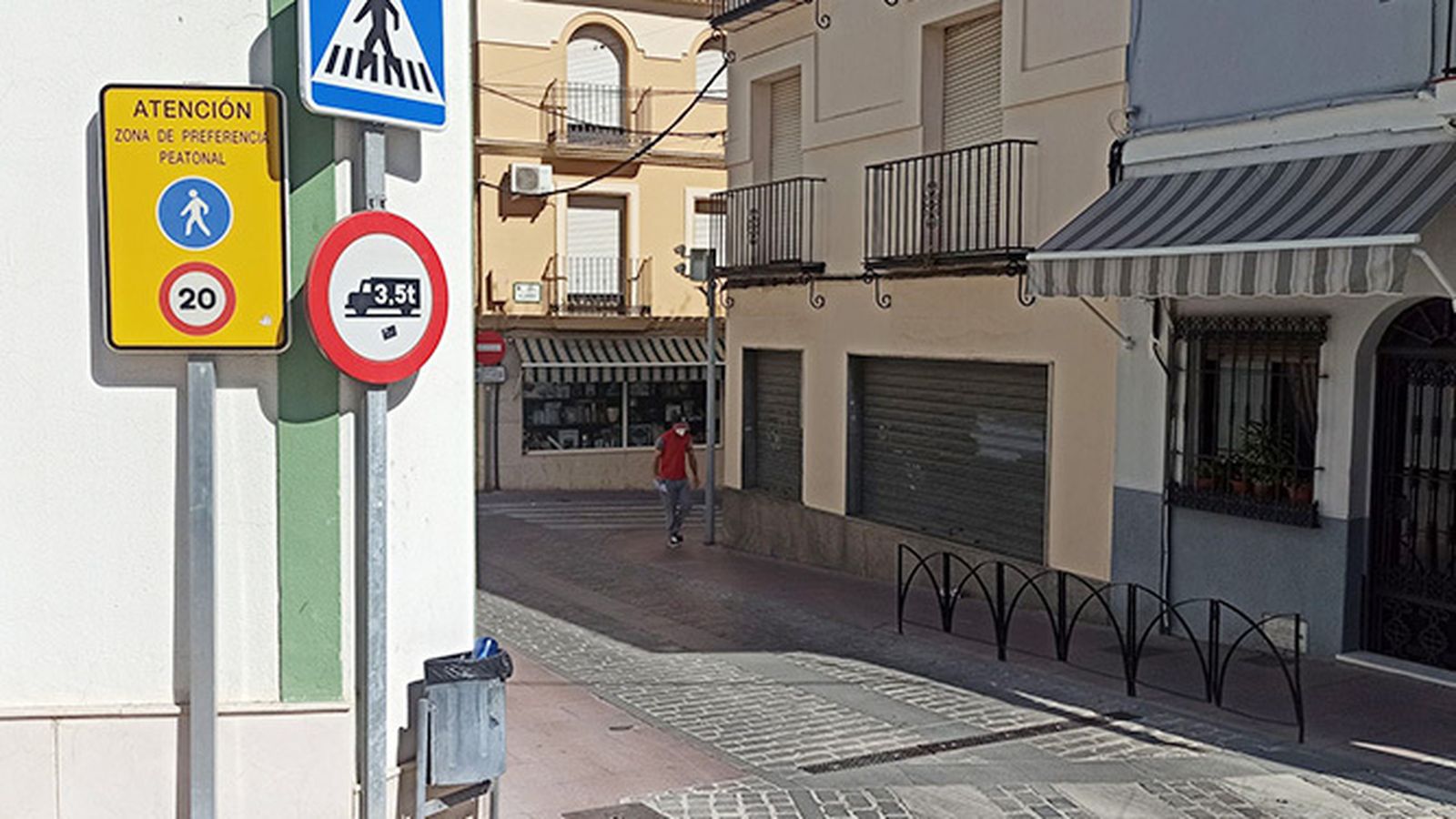 Señalización y cámaras al inicio de la calle Ballesteros de Lucena.