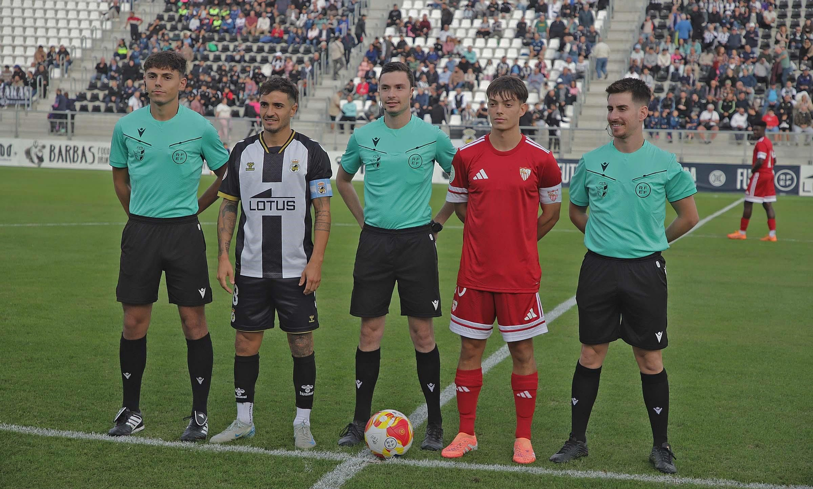 Luis Espina, en el centro de la imagen, acompañado de los asistentes y de Lanzini y Mario Naranjo, de la Balona y el Sevilla C, respectivamente.