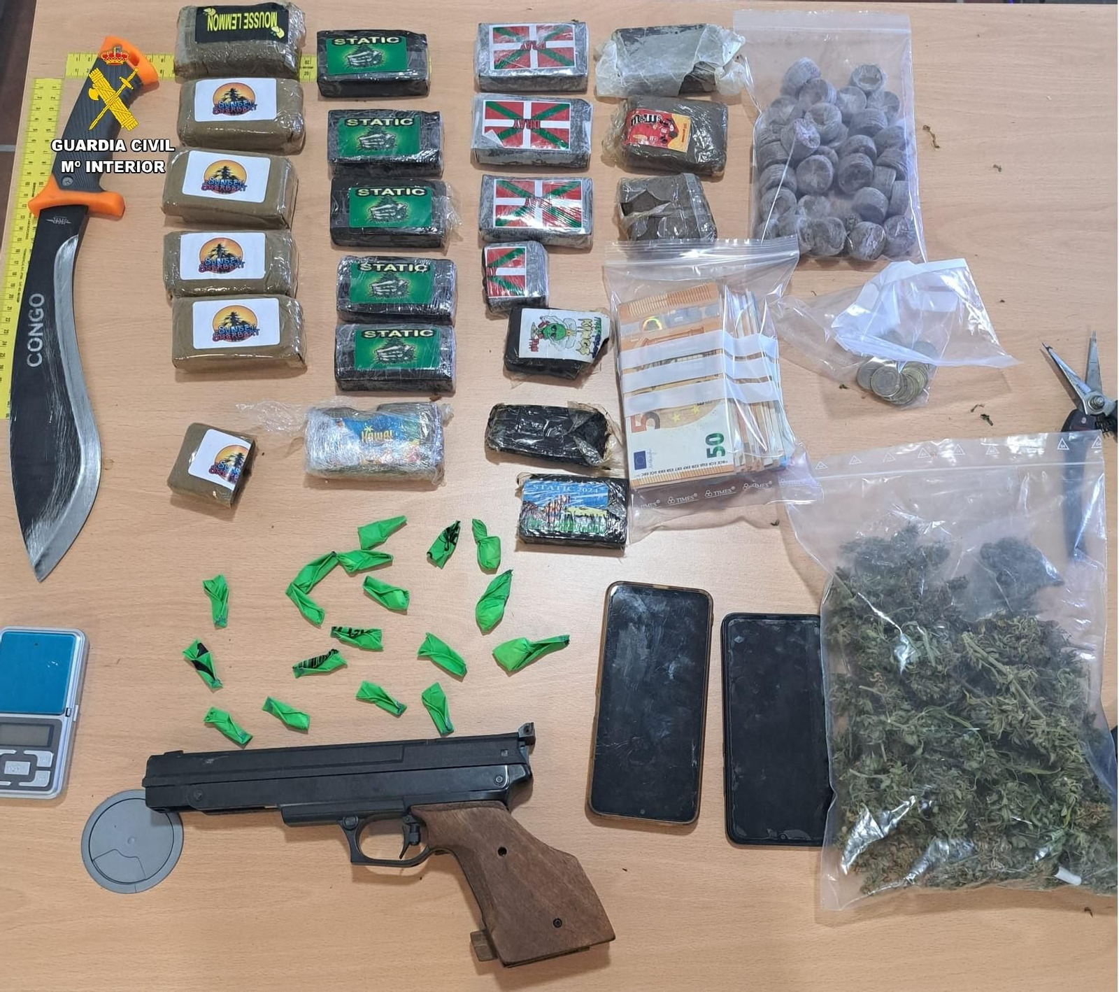 La droga, el dinero y los efectos intervenidos.